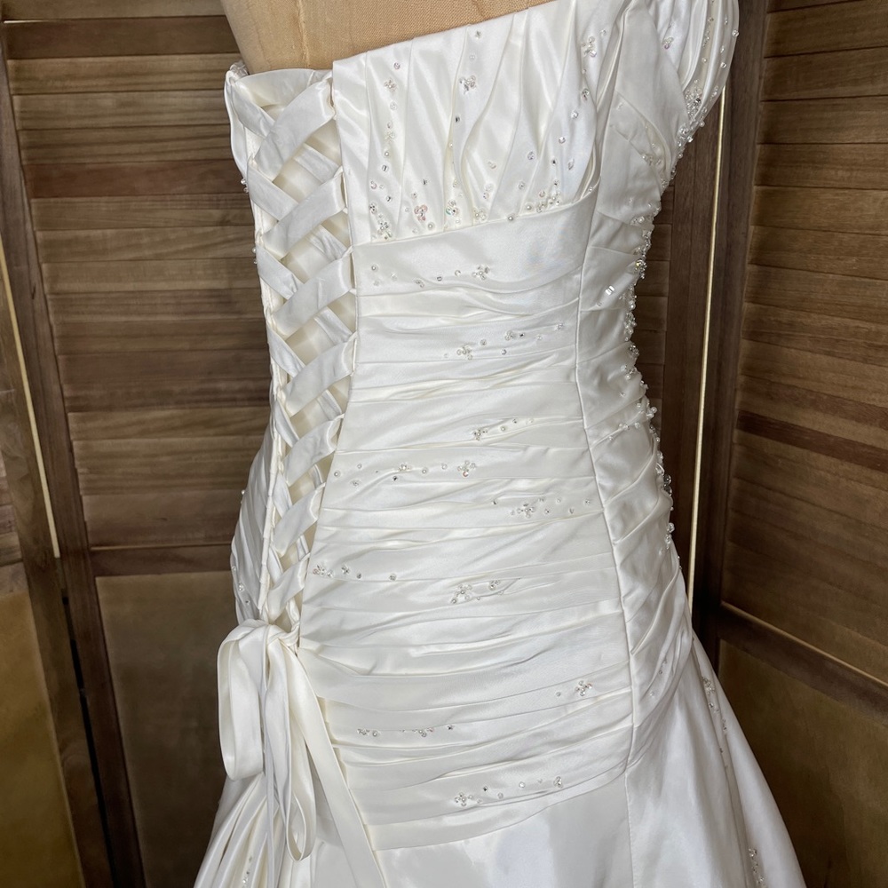 Ivory Wedding Dress. - Picture 7 of 16